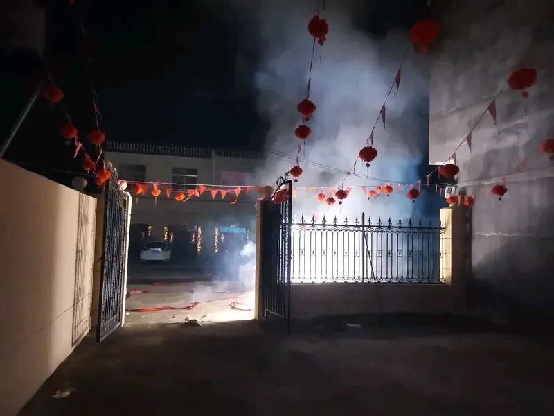 昨天晚上小区门口放了半个多小时的烟花，一打听原来是有家小孩高考过了600分，比平