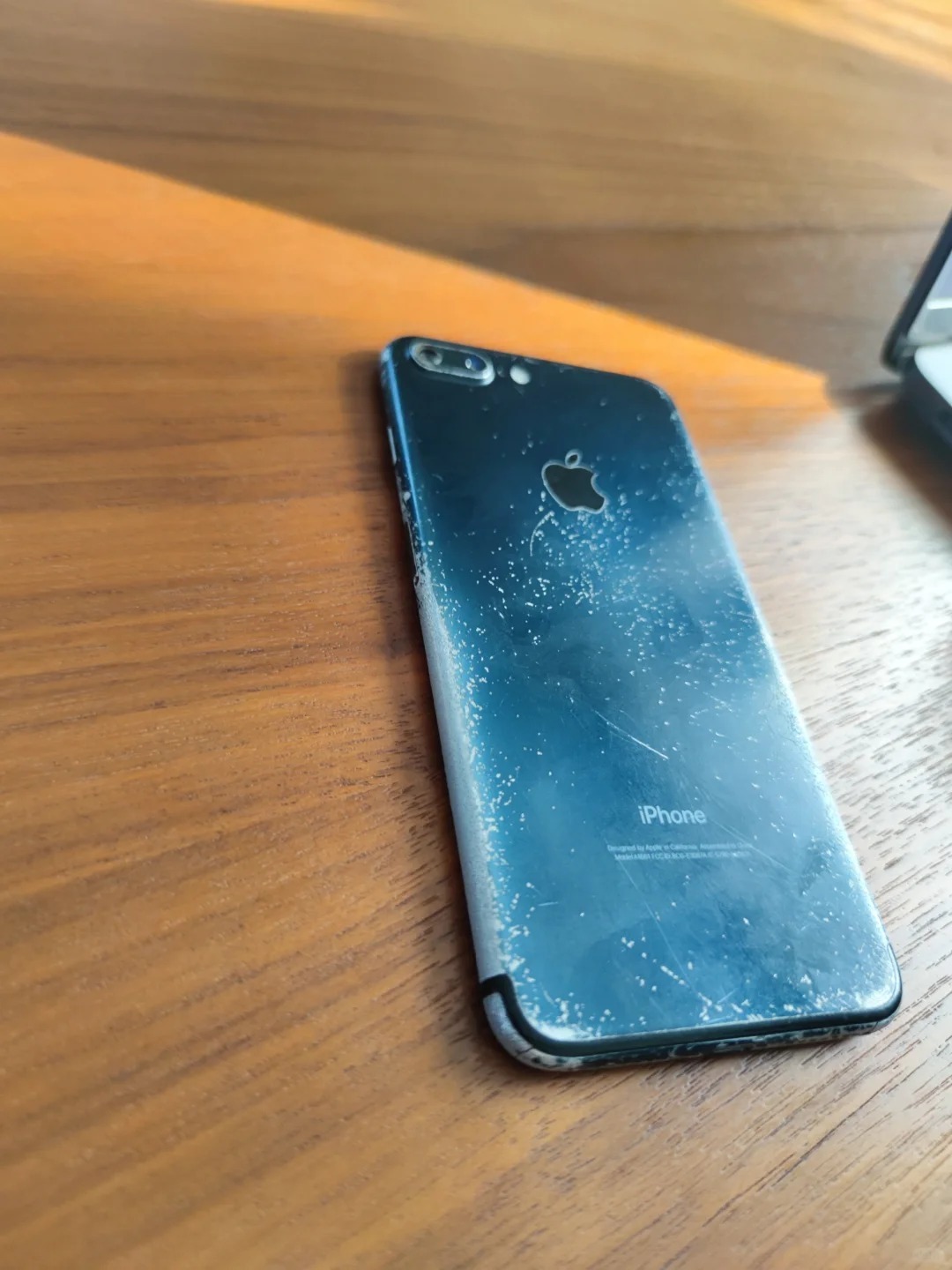 iPhone 7系列最大的缺点就是铝合金外壳机身氧化，根本没法看。 