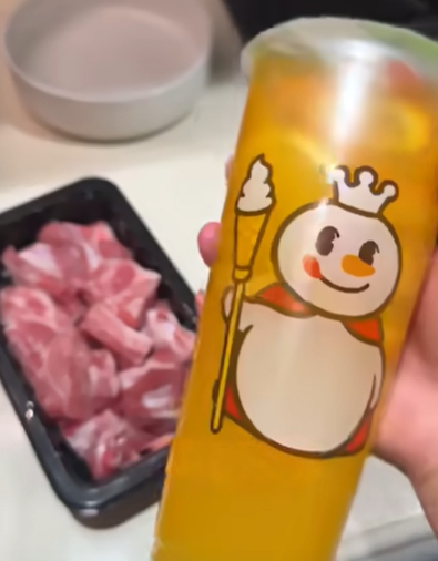 最近邪修做饭好火！我也试了玄学料理——用蜜雪冰城的棒打鲜橙炖排骨，居然好吃到离谱