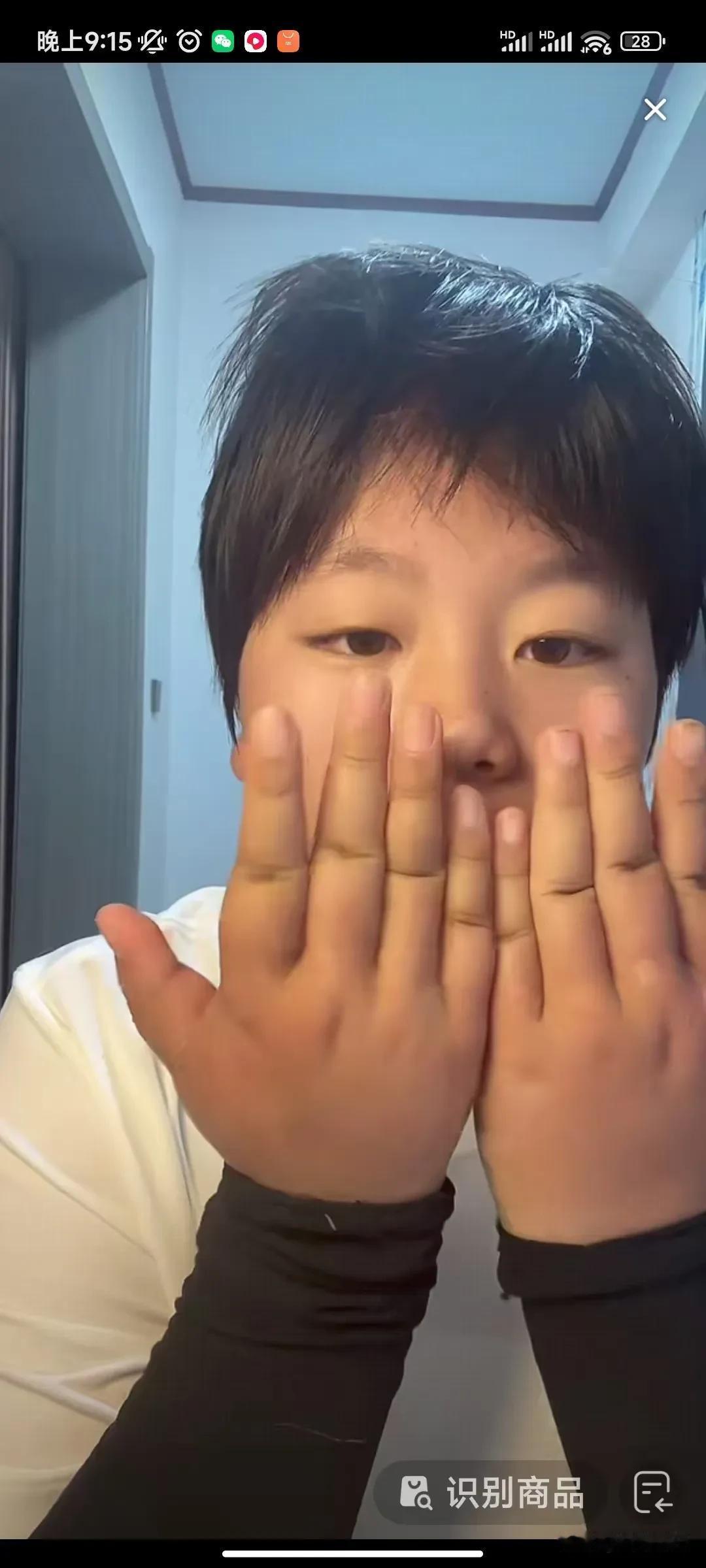 今日，懒洋洋（沐阳四姐弟）下班后直播，双手十个手指肿的很粗。

她在直播间和大家