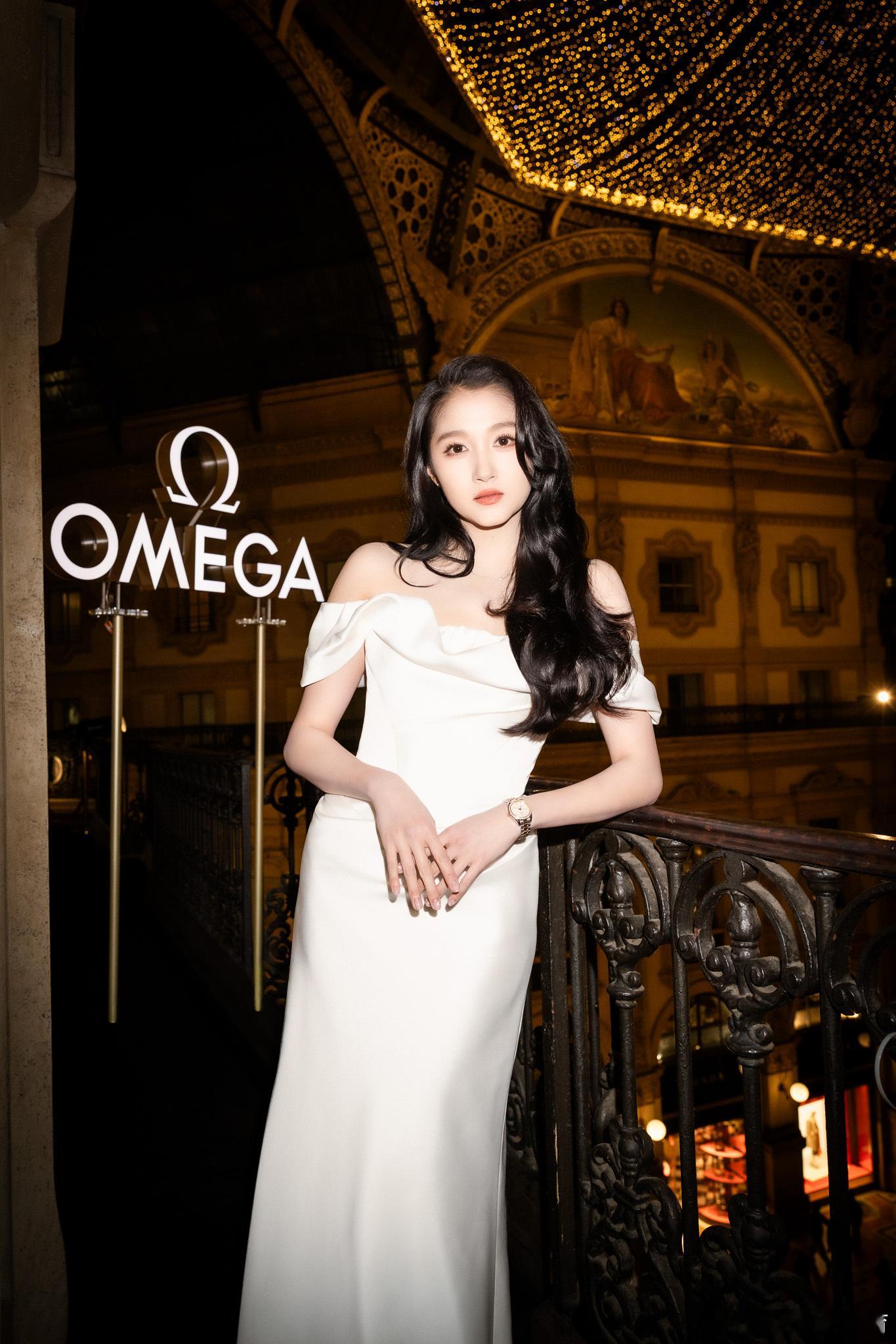 冬奥会 关晓彤果然是被品牌方邀请到米兰参加活动、观看冬奥会的。厚蓄显锋芒关晓彤