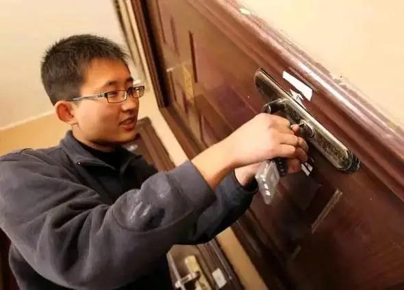 开锁师傅的人品，赞赞赞！

2月13日深夜，城市早已沉入梦乡，街灯昏黄，寒风凛冽