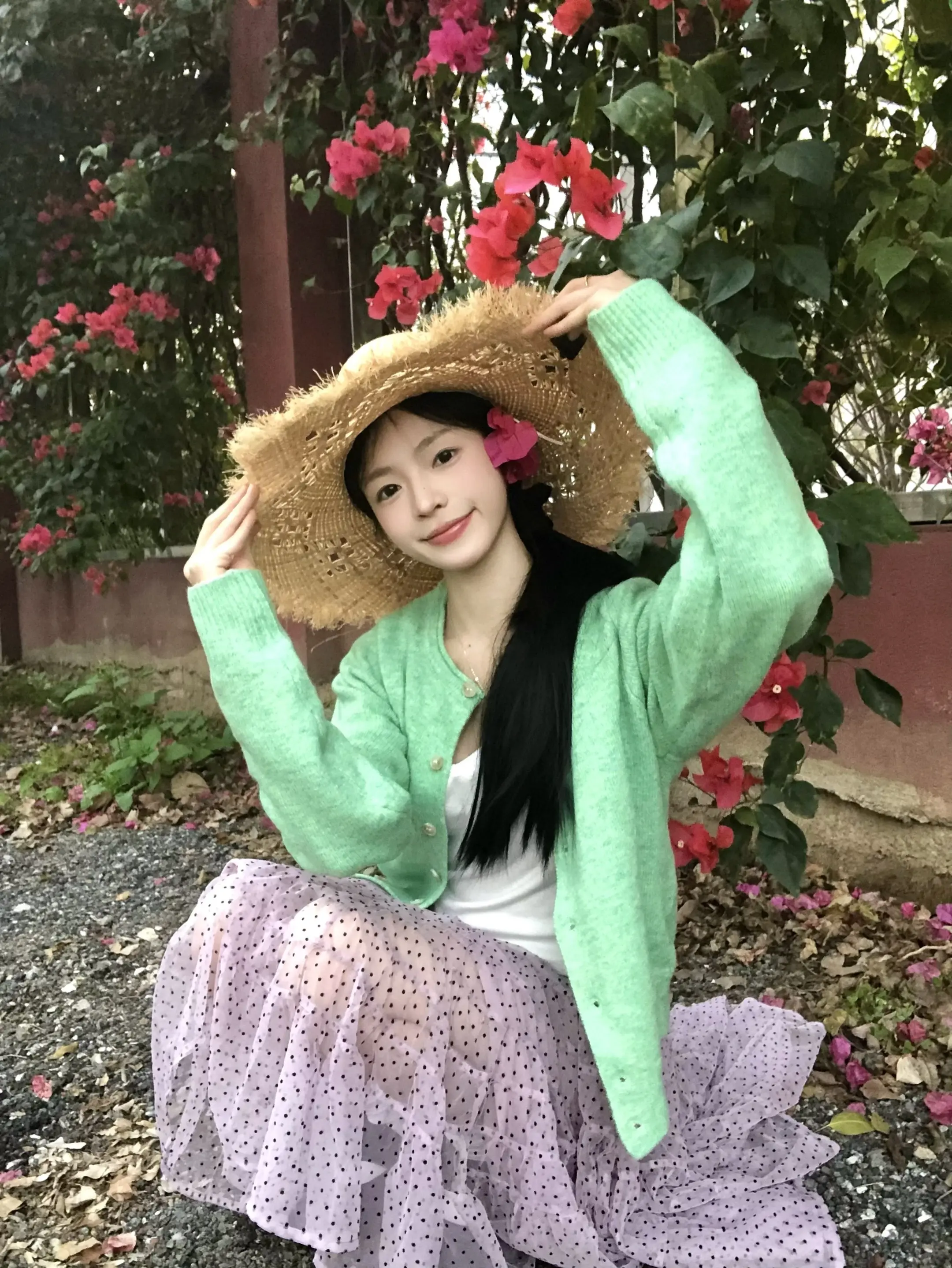 她的睫毛 弯的嘴角