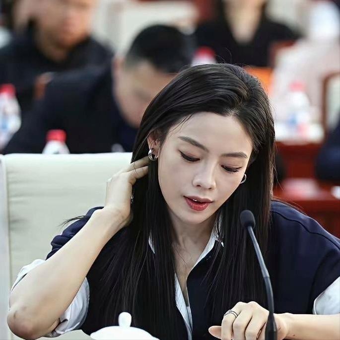 疯了吧？放着顶流综艺、影视邀约的高额商业收益不要，33岁的陈丽君扭头就走，跑去任