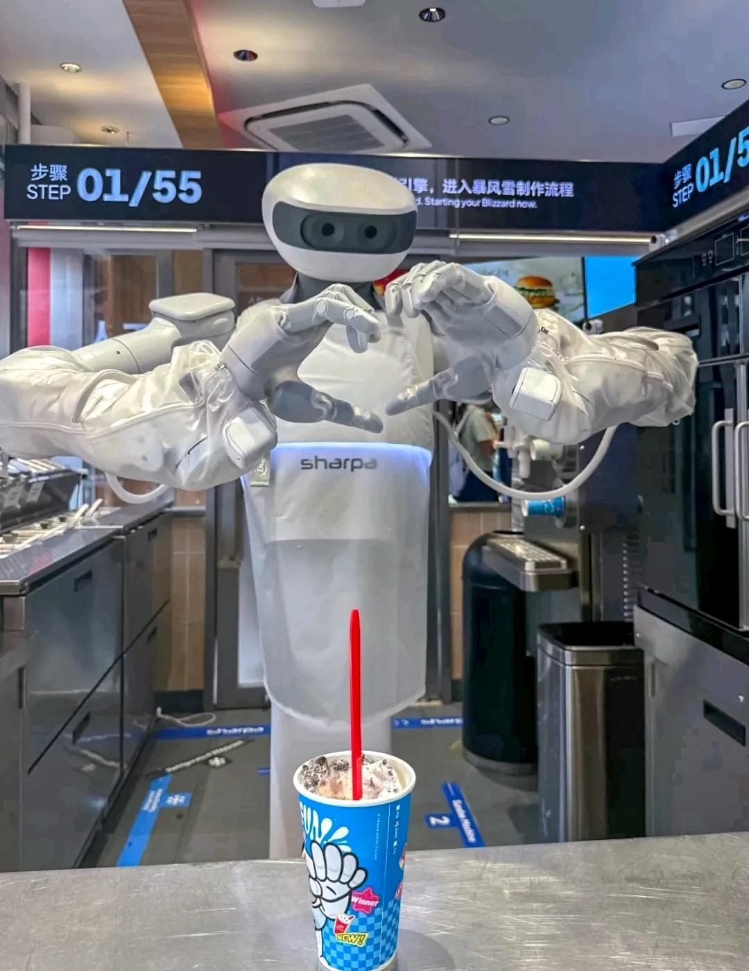 谁家机器人这么帅啊！🤖
逛张园、丰盛里，顺路过来吃甜品刚刚好。
📢吴江路门店