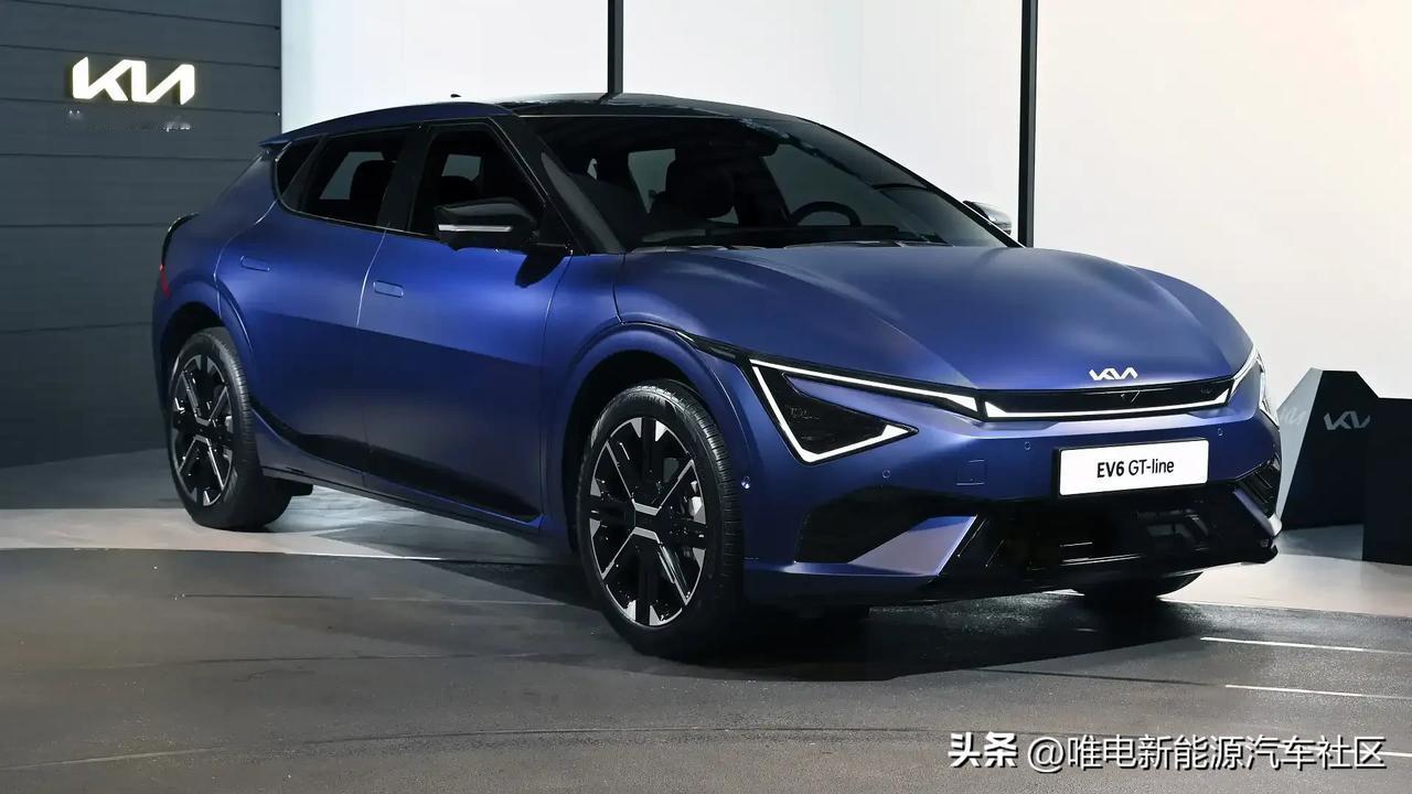 起亚改款EV6官图公布，车灯造型确实比老款好看太多了[思考]
电池容量从77.4