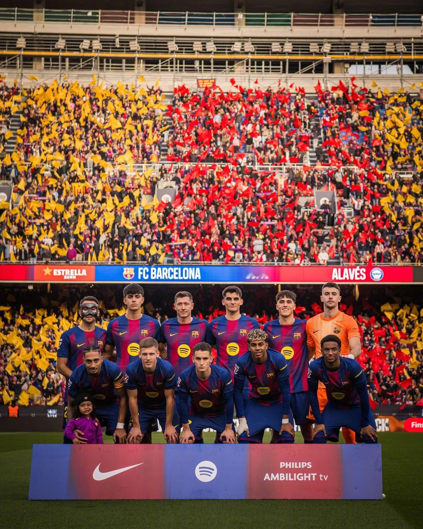 📸图一：今日首发大合影，弗里克派出了九位加泰球员守护Spotify诺坎普，拉菲