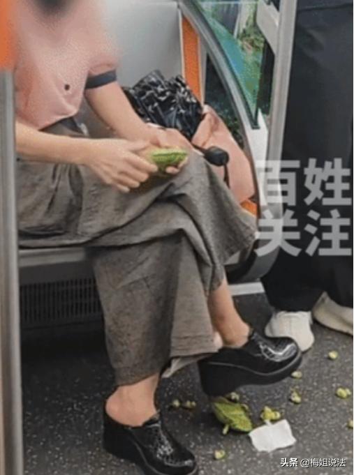汉，一列地铁上，一位穿着打扮精致的年轻女子，坐在位子上吃莲蓬。她不仅吃东西，还把