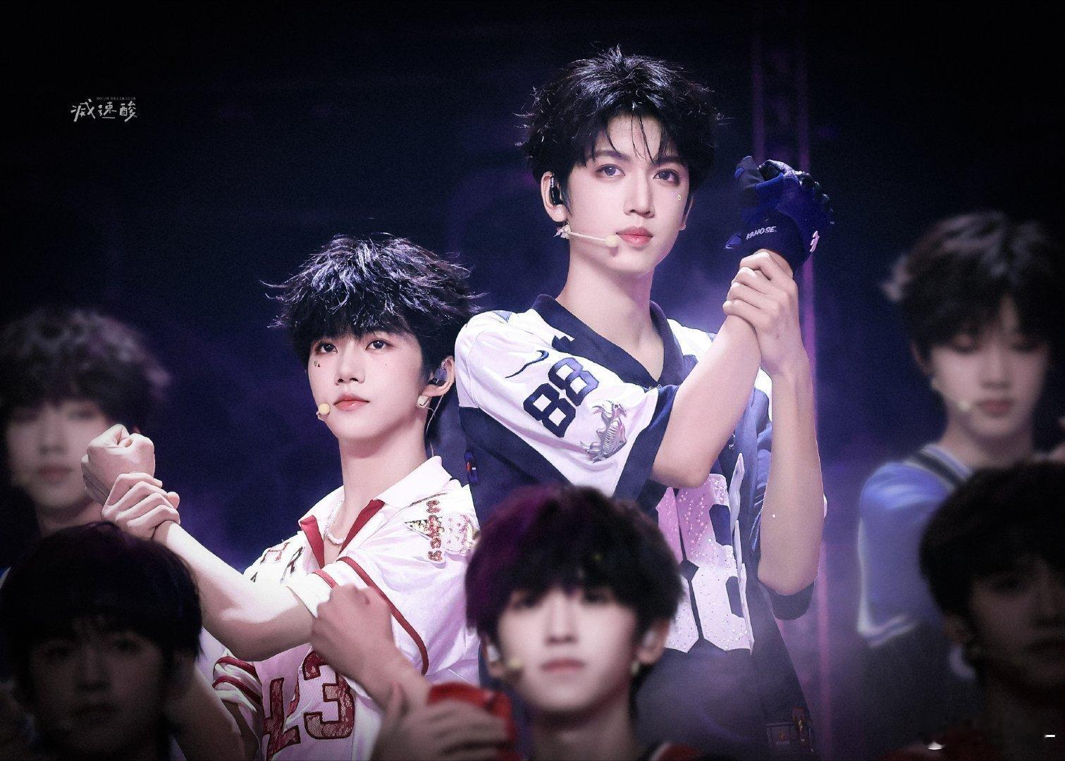 张桂源张函瑞双人手势舞张桂源张函瑞的双人舞台实力圈粉！手势舞卡点丝滑，每一个转换