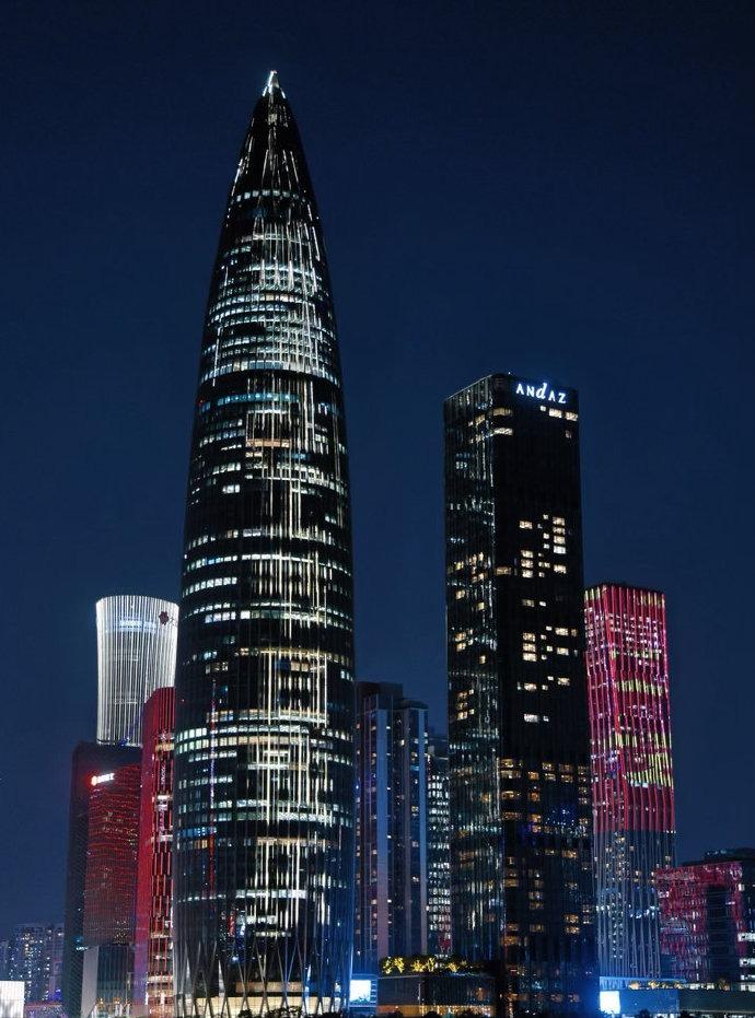 都说意识指引着行动，而每一步行动又在定义我们的存在。怀揣着这份滚烫的念头和清晰的