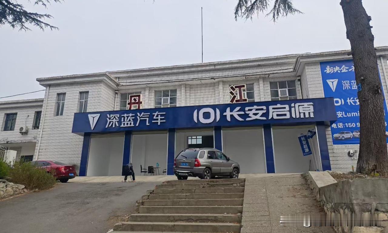 汉丹铁路的终点丹江站。位于湖北省丹江口市。汉丹铁路目前有两个县级站没有客运，就是