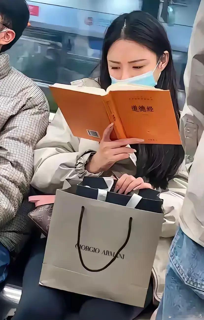 下次我也买一本，在乘车时掏出来亮一下 ​​​