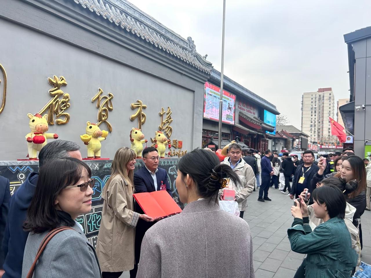 西班牙首相夫人逛潘家园，穿咖色风衣搭配小白鞋，松弛又减龄。

今天，西班牙首相去