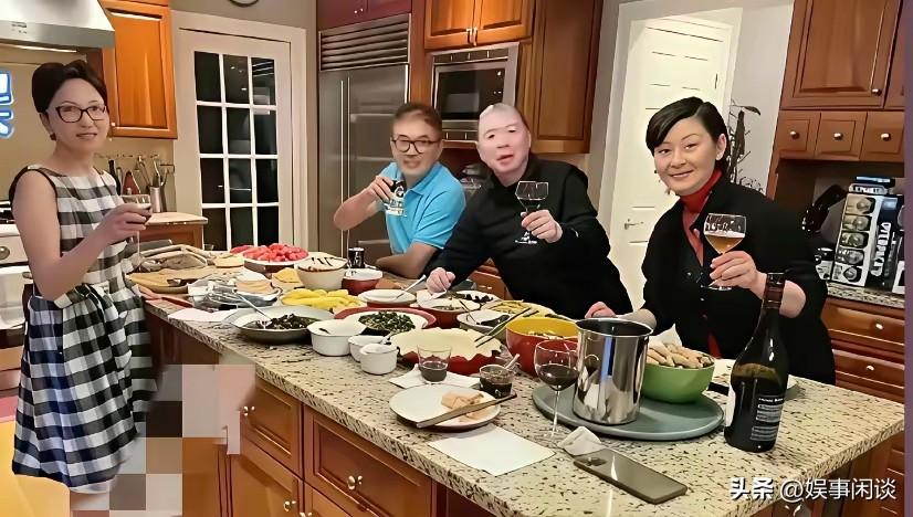 冯小刚、徐帆夫妇在家中豪宅设宴招待一众好友。餐桌上菜品丰盛，室内布置考究大气。