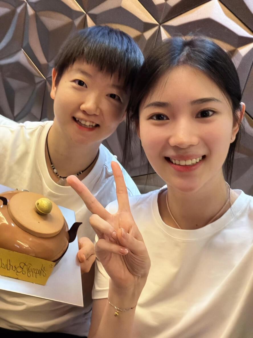 王添艺大美女，莎莎的好陪练，陪着莎莎也过了生日，好多好多人都把莎莎当宝！
孙颖莎