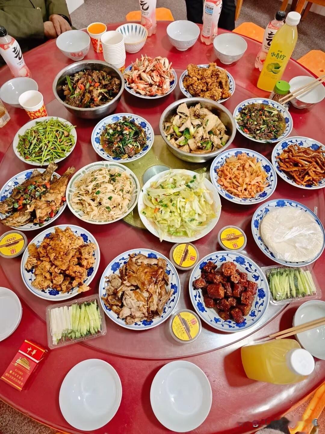 这样的一桌菜，大家猜猜这是哪里的菜？