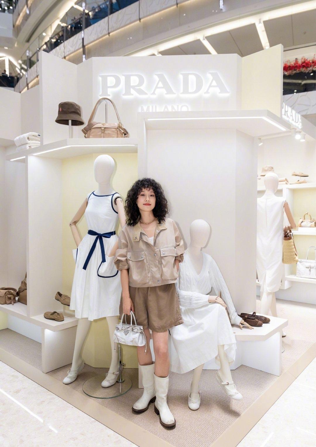 马伊琍与朱珠
同样是中年女人
同样在展现普拉达时尚美学
谁的造型更胜一筹

马伊