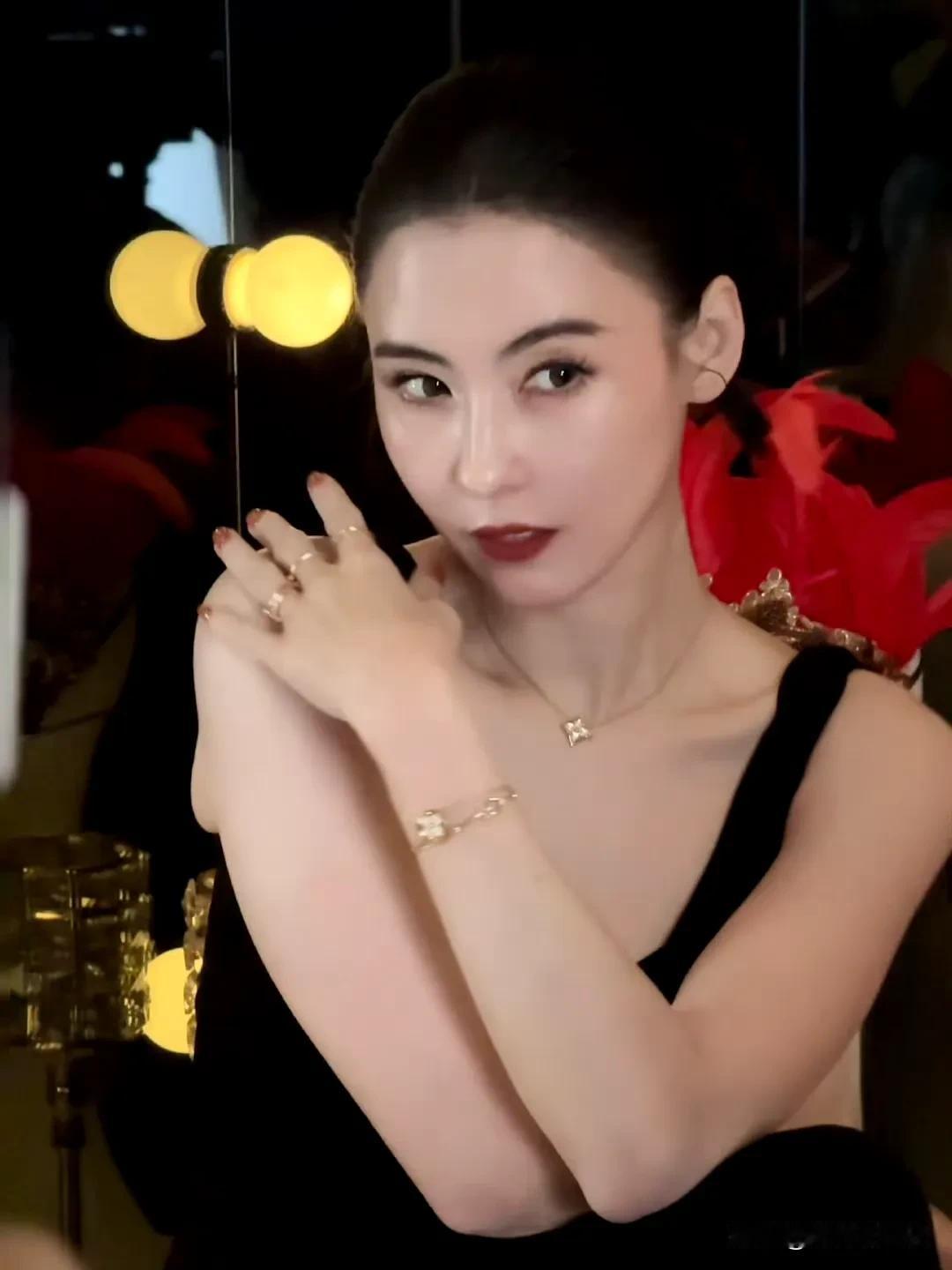 惊艳！张柏芝一袭深V黑裙大秀优雅，金饰盘发尽显妩媚气场

近日，张柏芝一组造型大