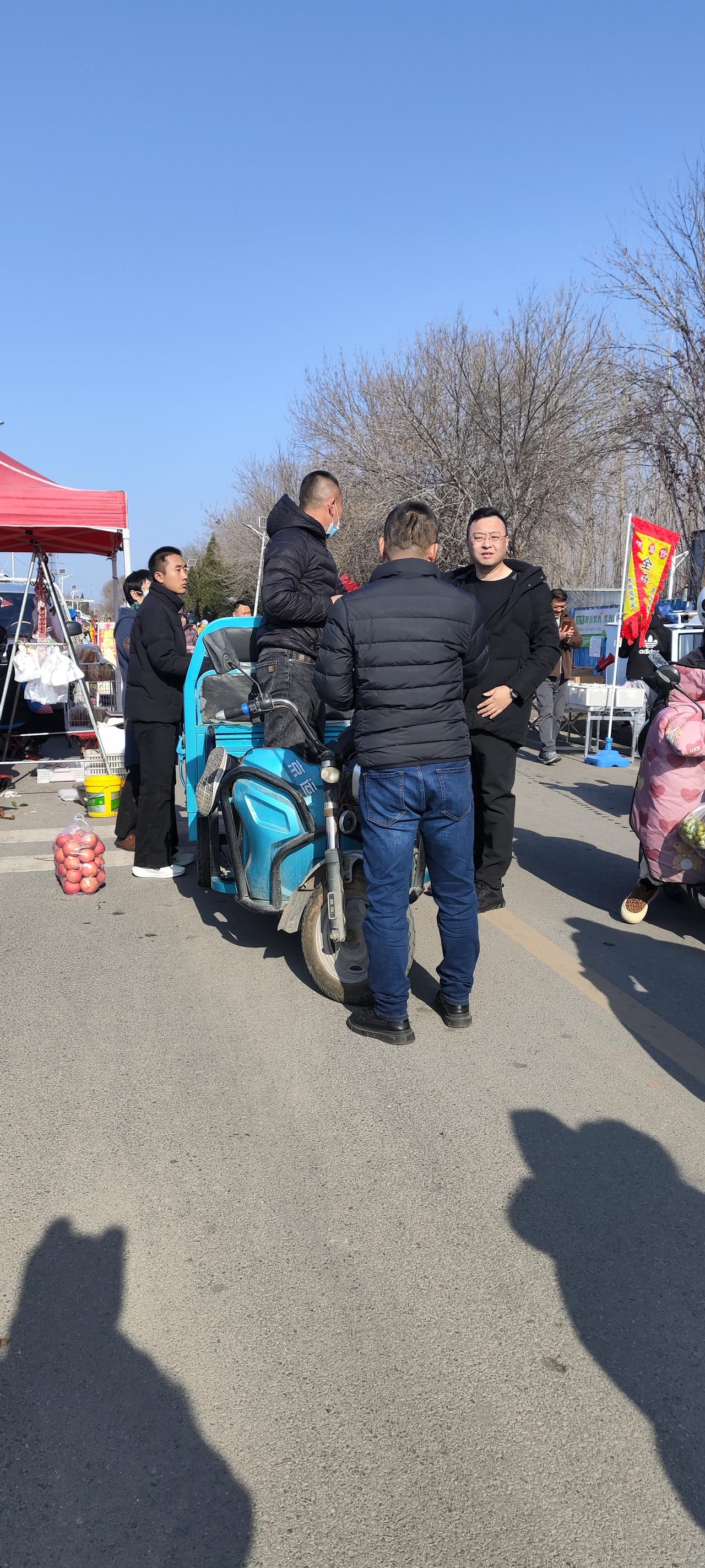 山东淄博湖田大集，村里给摆摊商户准备的炖菜馒头，两个馒头一份菜一块钱，上前询问，