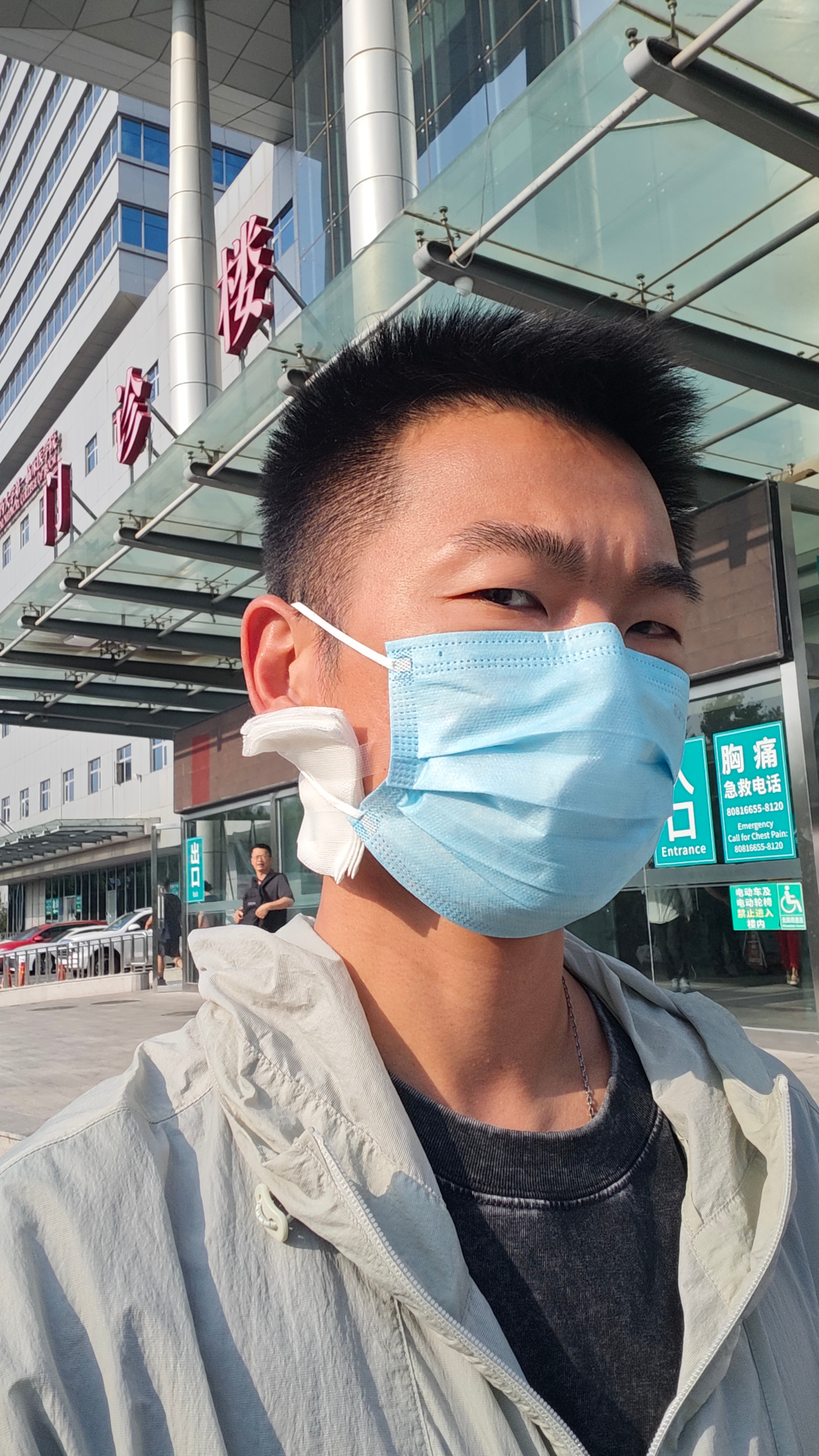 这个造型还得再维持几天手术做了一周了，今天来北京出差顺便拆线医生说靠近耳朵的位置