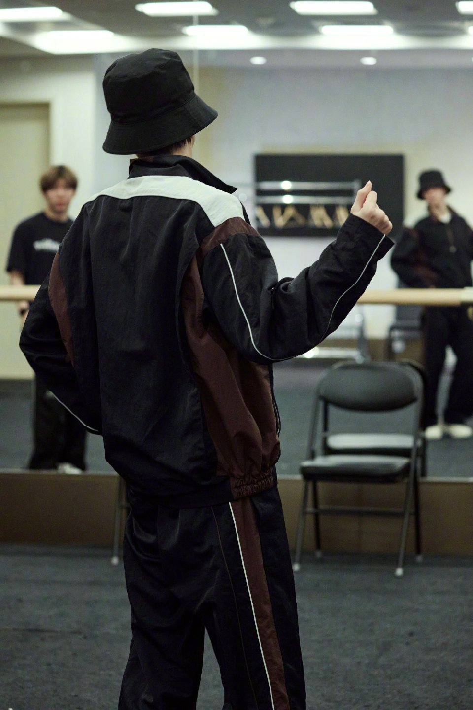 王俊凯唱跳彩排图，王俊凯戴耳麦唱跳必有大事！期待新舞台