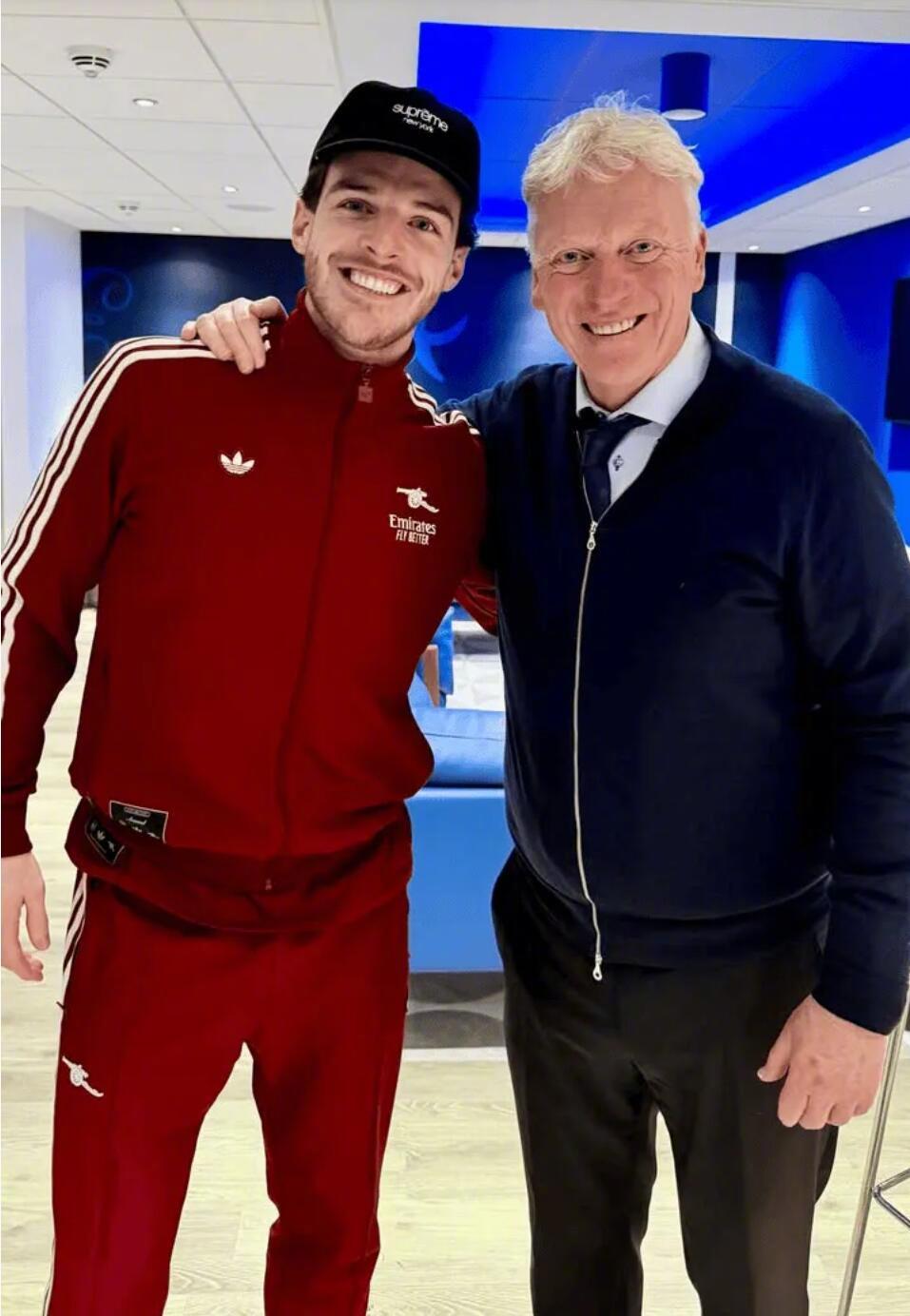 埃弗顿0比1阿森纳 阿森纳中场赖斯也与自己效力西汉姆联时期的恩师莫耶斯重逢。赛后