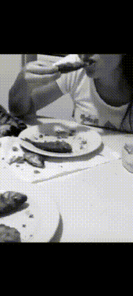 一只猫正装睡在那儿，看似毫无动静，可它那心思呀，全在钓鱼这件事儿上。。。