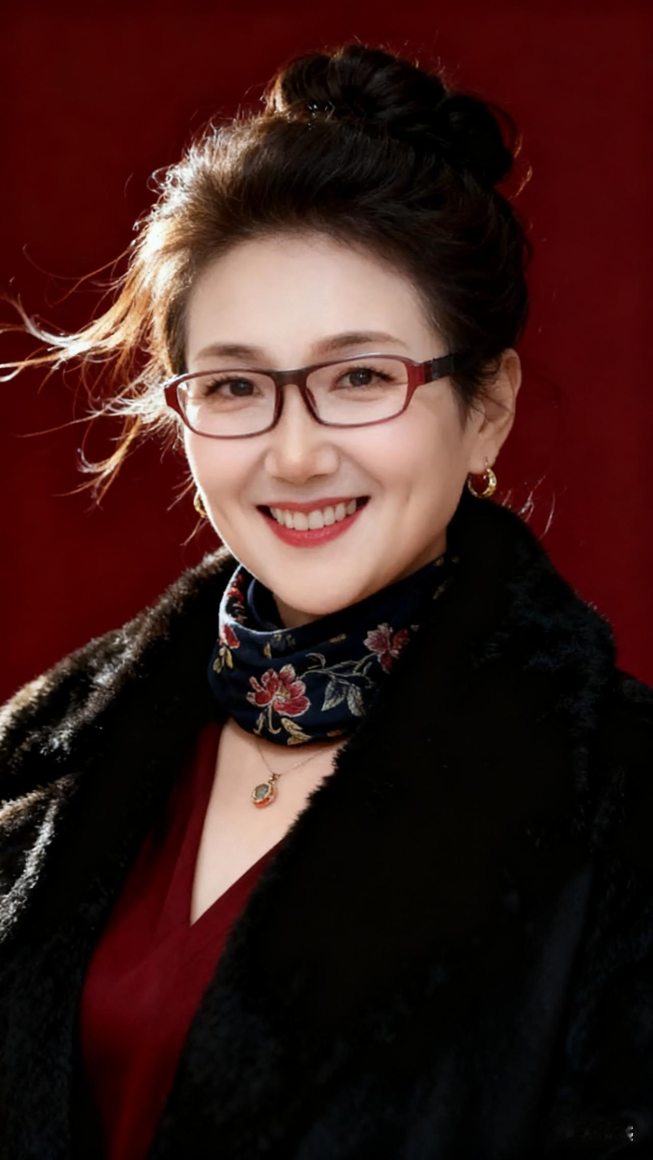 中年女性面容精情致，暗红衣搭深色绣花丝巾，发丝随意盘起，衬的高贵神秘，专业摄影。