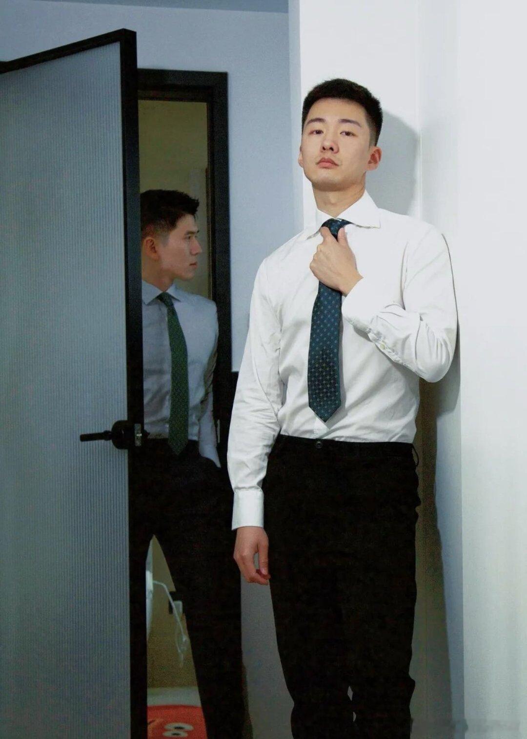 白衬衫看起来就很帅气体育生