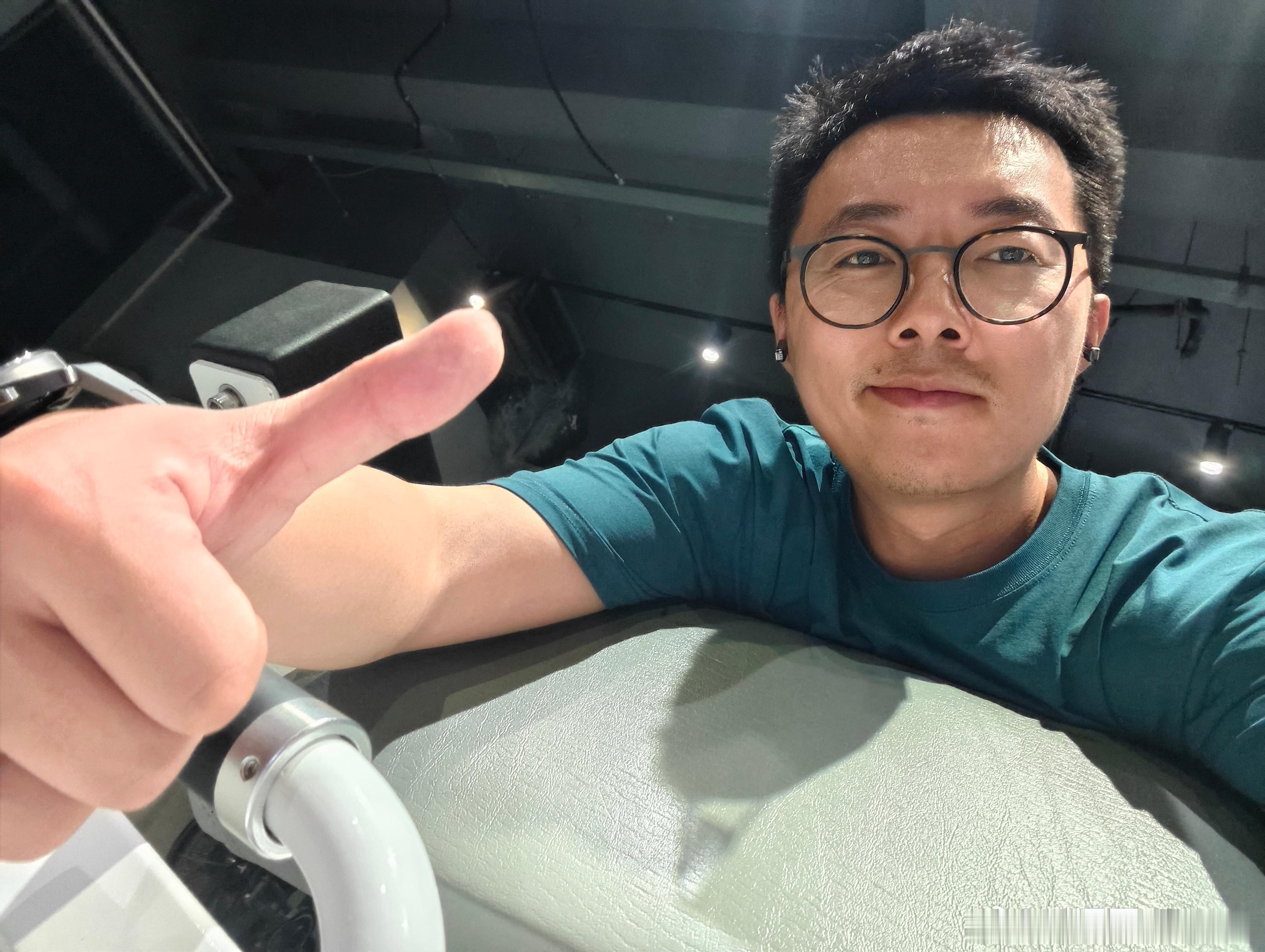 已练不欠主练胸，加一组中束和二头爽……就是很饿已练不欠我的日常plog坚持运动打
