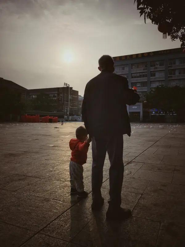 在我家乡，爸爸的哥哥叫“伯伯”。小时候，我家隔壁就有位伯伯，他身材高大，特别和蔼