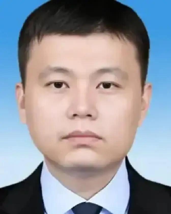 2006年，广东顺德海关的一名普通公务员晚上回到家，悄悄对妻子说：“老婆，我的银