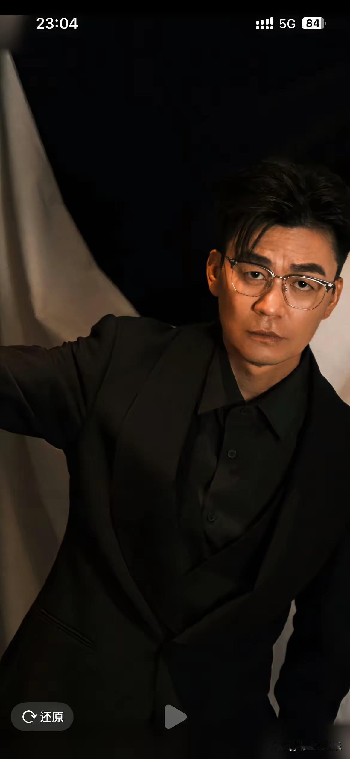 向佐近日让人刮目相看，无独有偶，王宝强也是，不仅一改往日普男形象，银丝眼镜一戴居