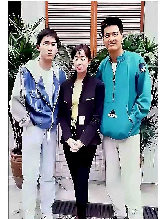 刷到一张老照片，差点没认出来。

梁朝伟、周润发、毛舜筠，三个人挤在一起。那会儿