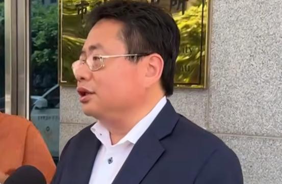 就在刚刚，日本媒体人矢板明夫到台中演讲遭不明男子攻击！台中市春雨文教基金会今（6