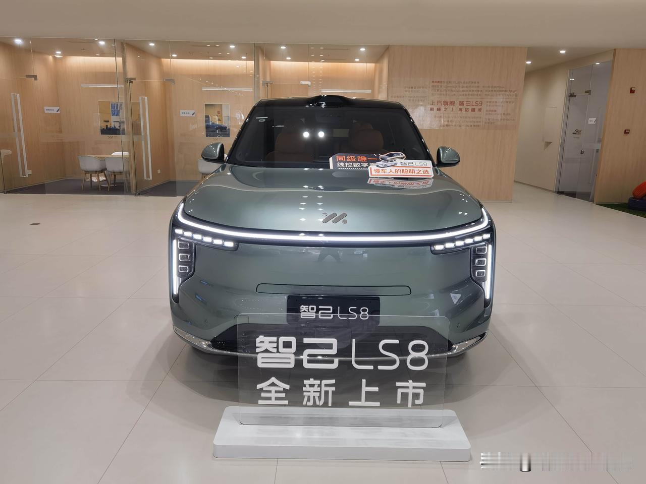 品鉴25万级智己LS8旗舰实力智己LS8首批车主有个共识——这车开起来特别稳，底