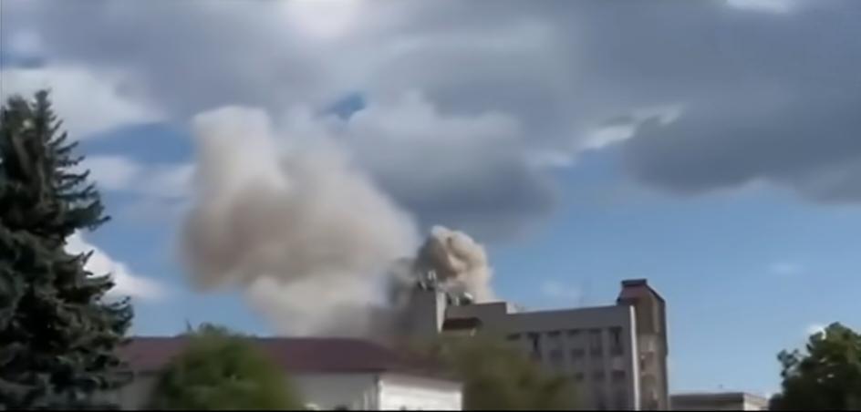 俄军“天竺葵”无人机对日托米尔的乌克兰国家警察局大楼实施了打击，造成2名乌方人员