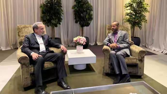 美伊日内瓦“关键一谈”，美方要求伊朗拆除主要核设施，将剩余浓缩铀运往美国。
 