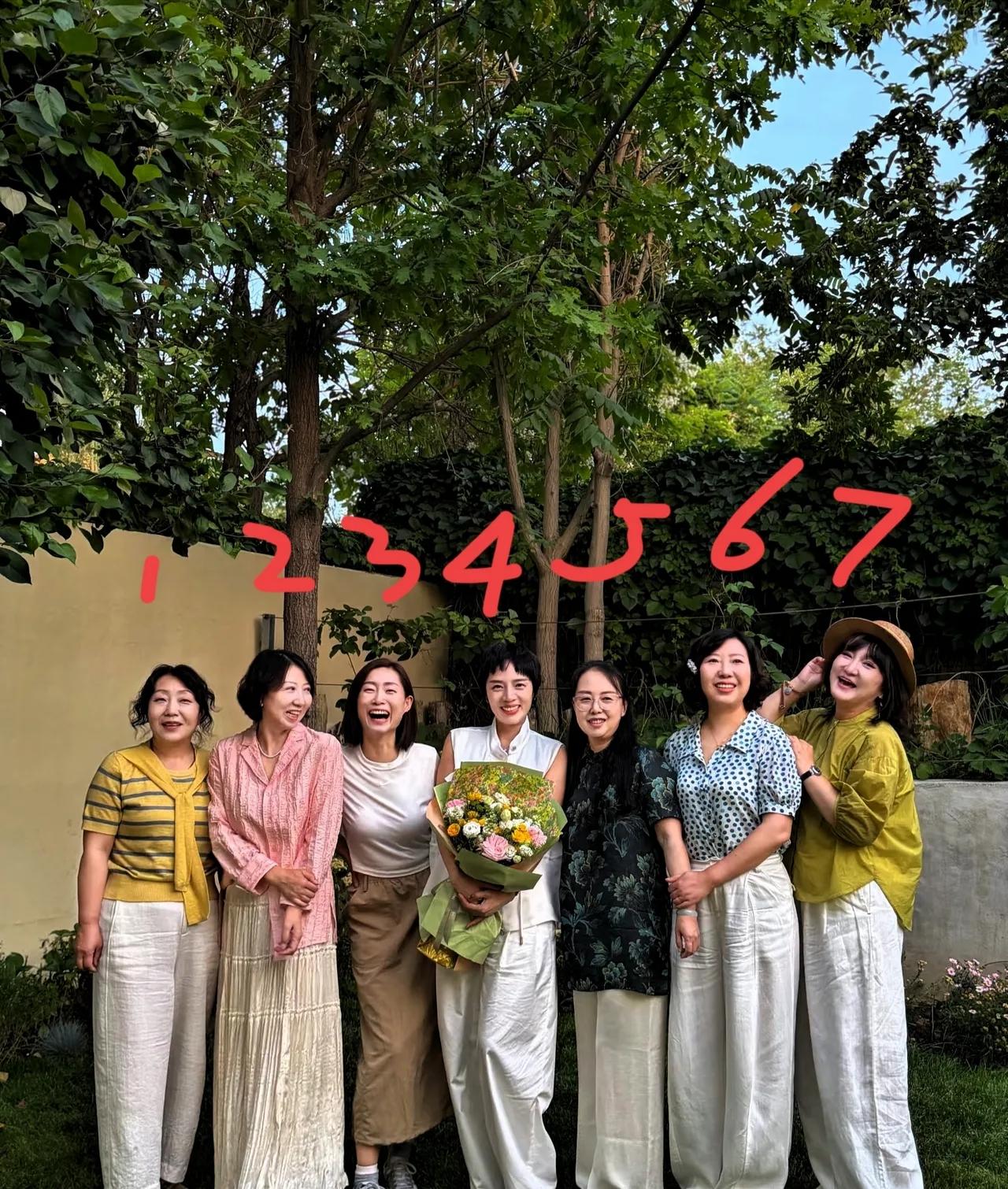 7个美女都是朋友，她们都有一个很幸福美满的家庭，只有一个人她的性格很要强，把自己