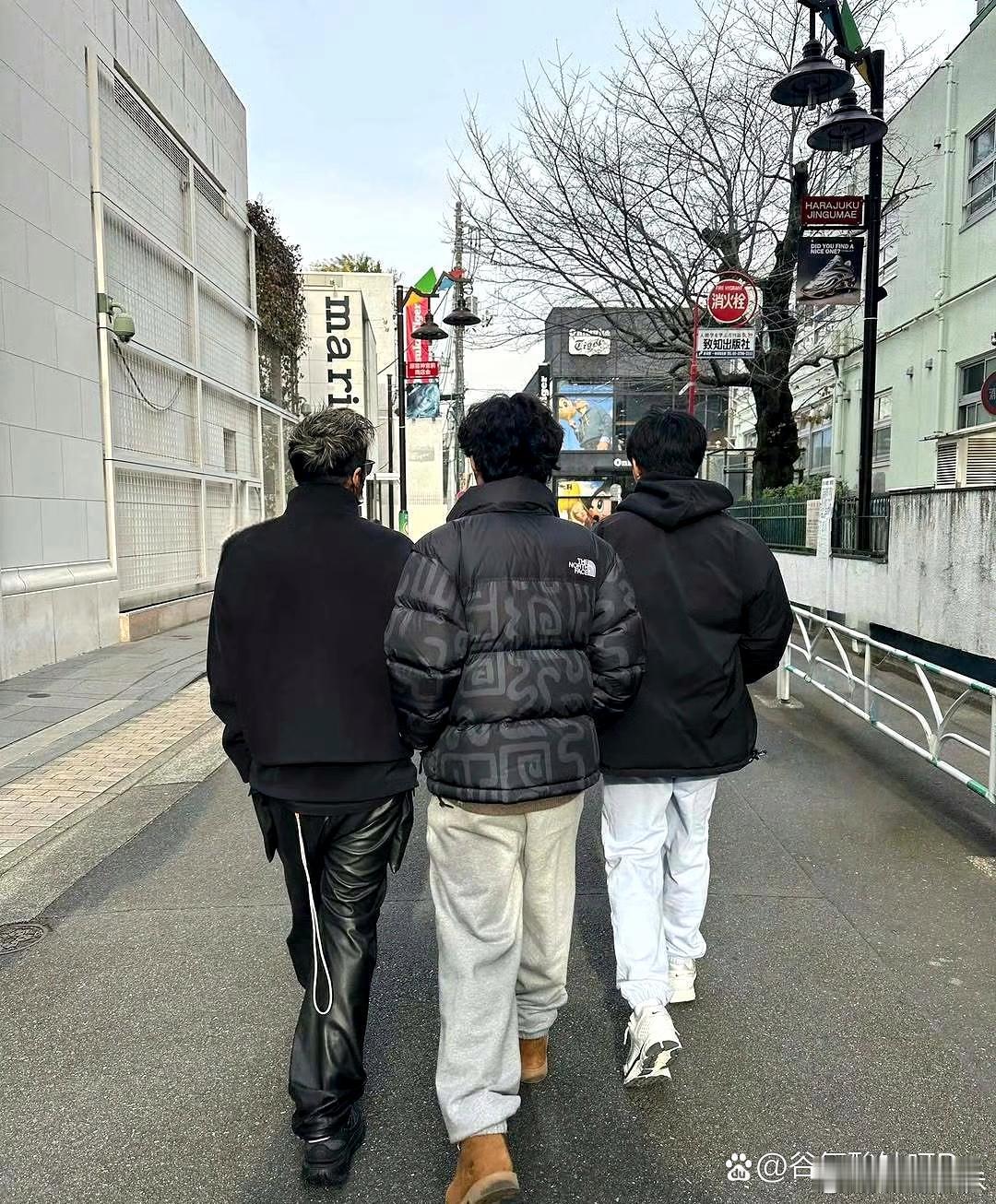 谢霆锋和两个儿子散步，Lucas和Quintus身高都超爸爸，父子三人并肩同行温