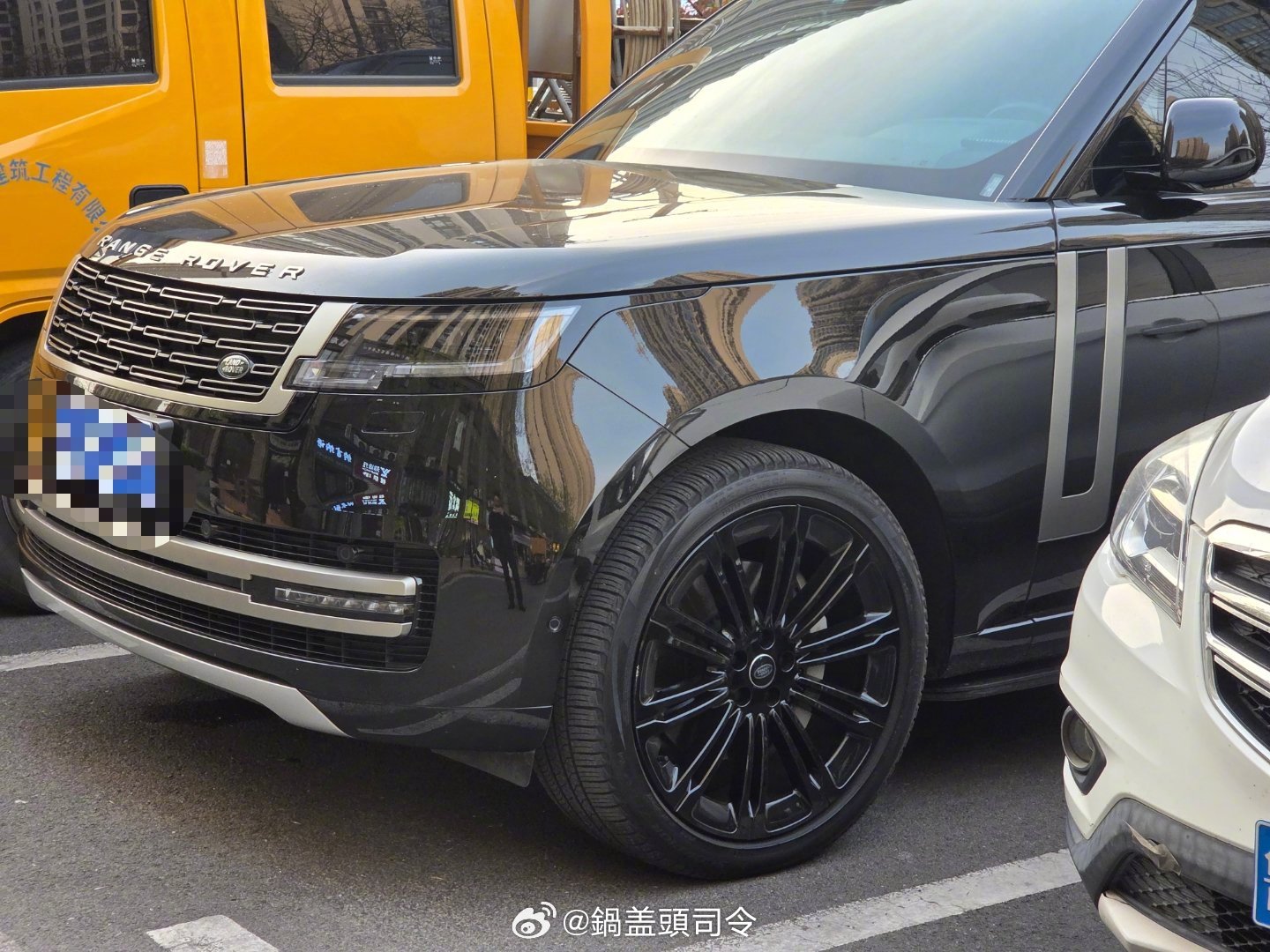 突然想起来路虎前段时间给我打电话，说我的揽胜有个什么零件要召回更换，结果我一忙给