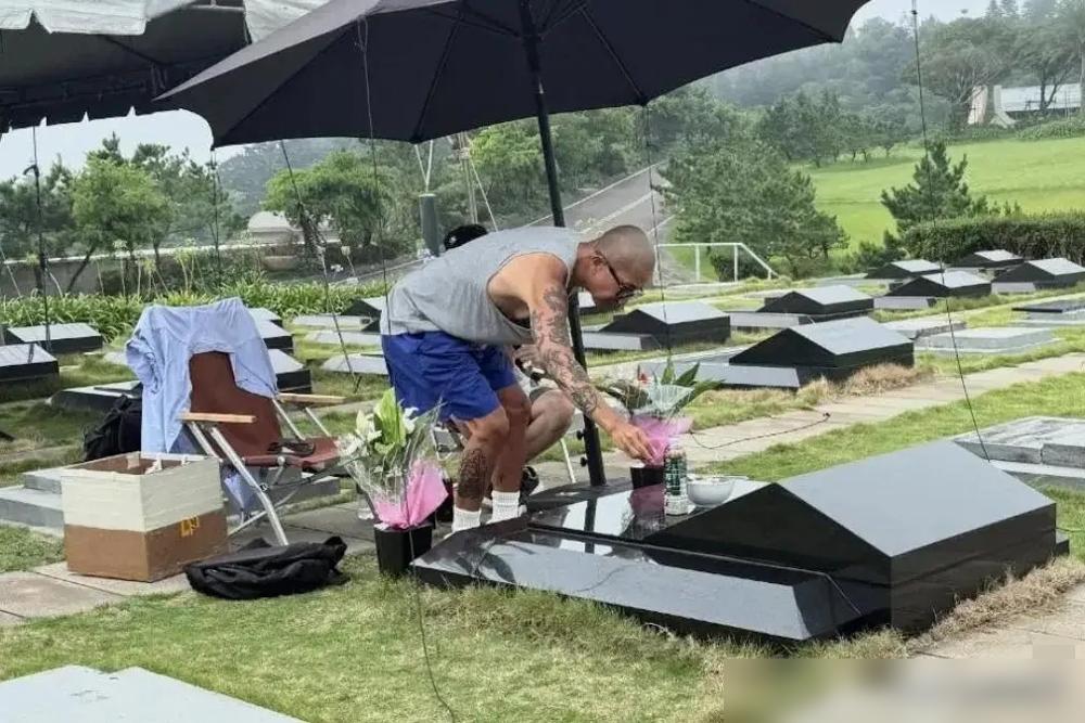 具俊晔疯了？大S走后一年多，他天天跑去墓地，对着照片说话，人都快没了。
朋友都