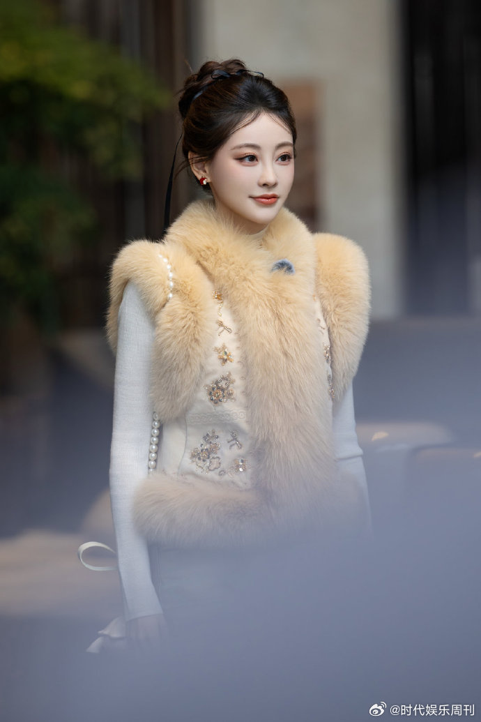 祝绪丹上一秒刷卡下一秒捡卡周五晚高疯祝绪丹这段小插曲也太圈粉了，动作利落又可爱，