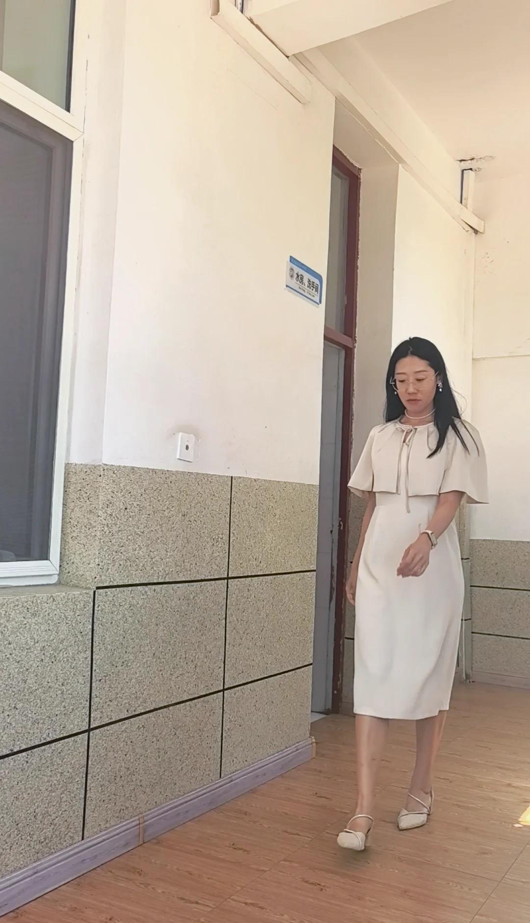 忽而今夏 白色连衣裙的优雅
今天突然优雅起来了
学生放假老师还在加班的一周
普通
