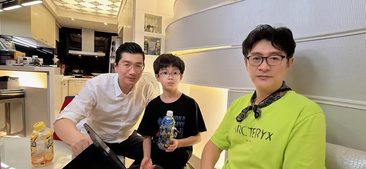 真好呀，听你说这些，能感觉到昨晚那顿饭吃得很开心。小侄子拉着你一件件展示收藏、追