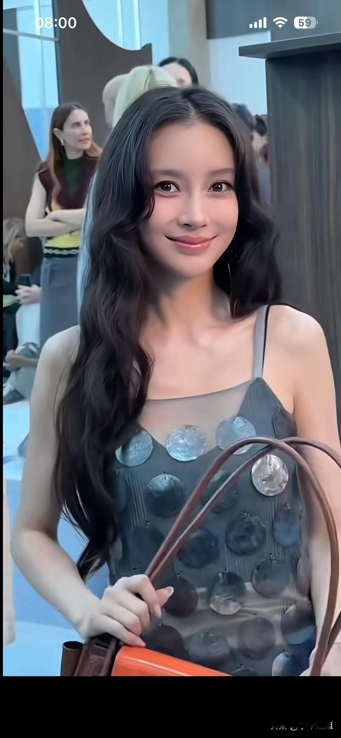 杨颖没有大气美了，显得小家子气十足！过于消瘦的身材，头发留的太长了，显得身材也不