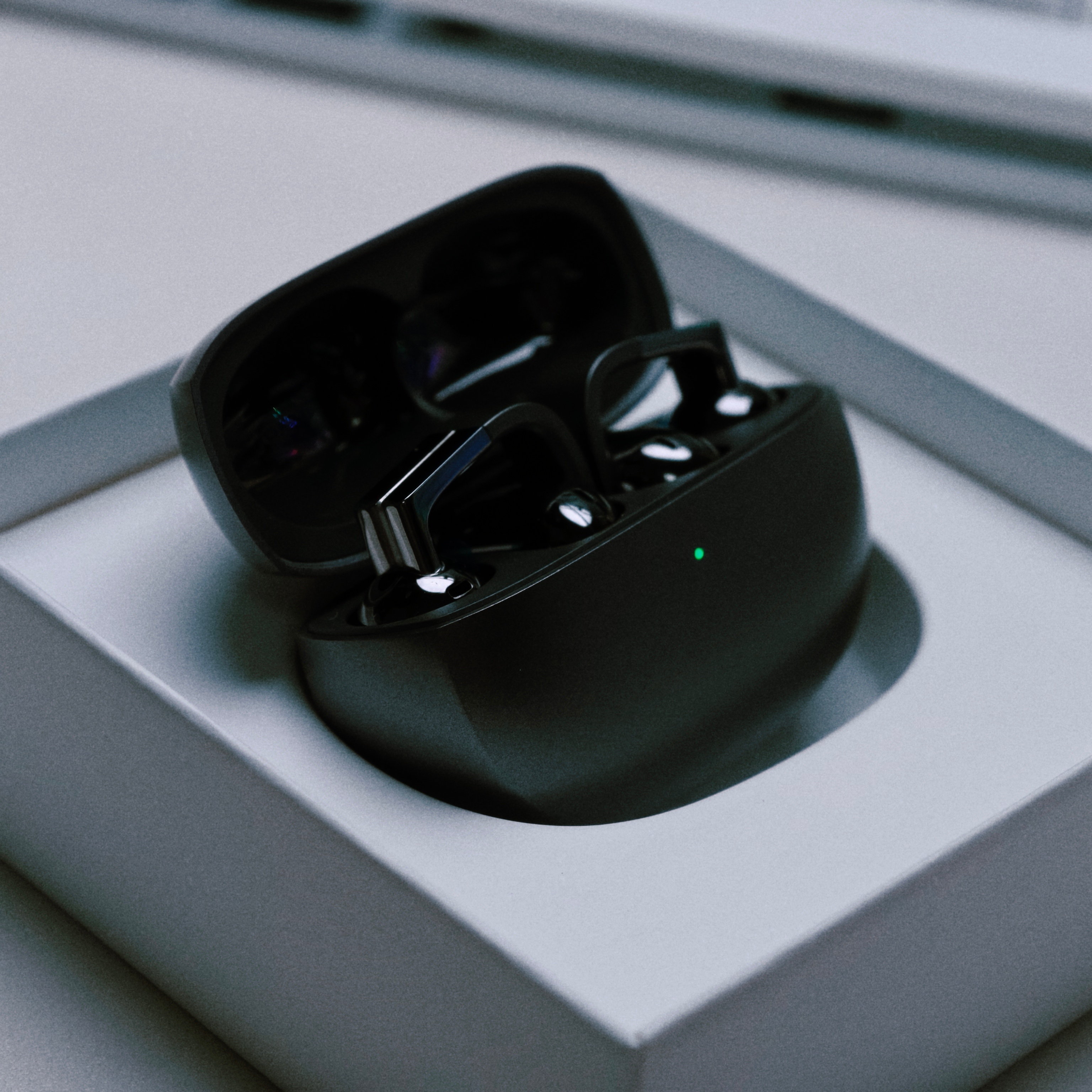 荣耀 Earbuds 耳夹式耳机 Pro 入了棱镜黑。双轨钉的金属结构挺有辨识度