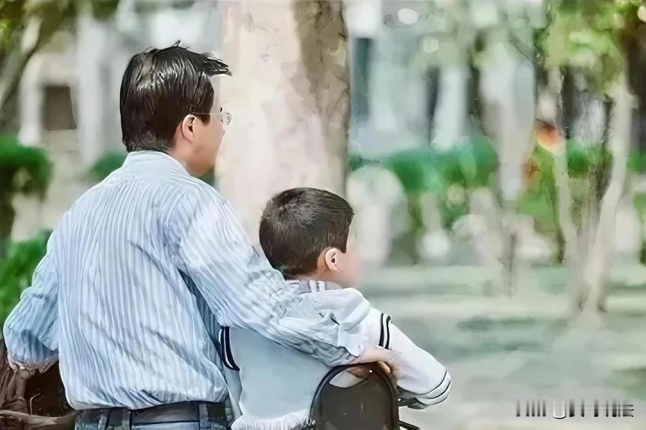 冤不冤？一男子在和妻子离婚后，每月按时给妻子打去儿子抚养费。不料，8年后，男子觉