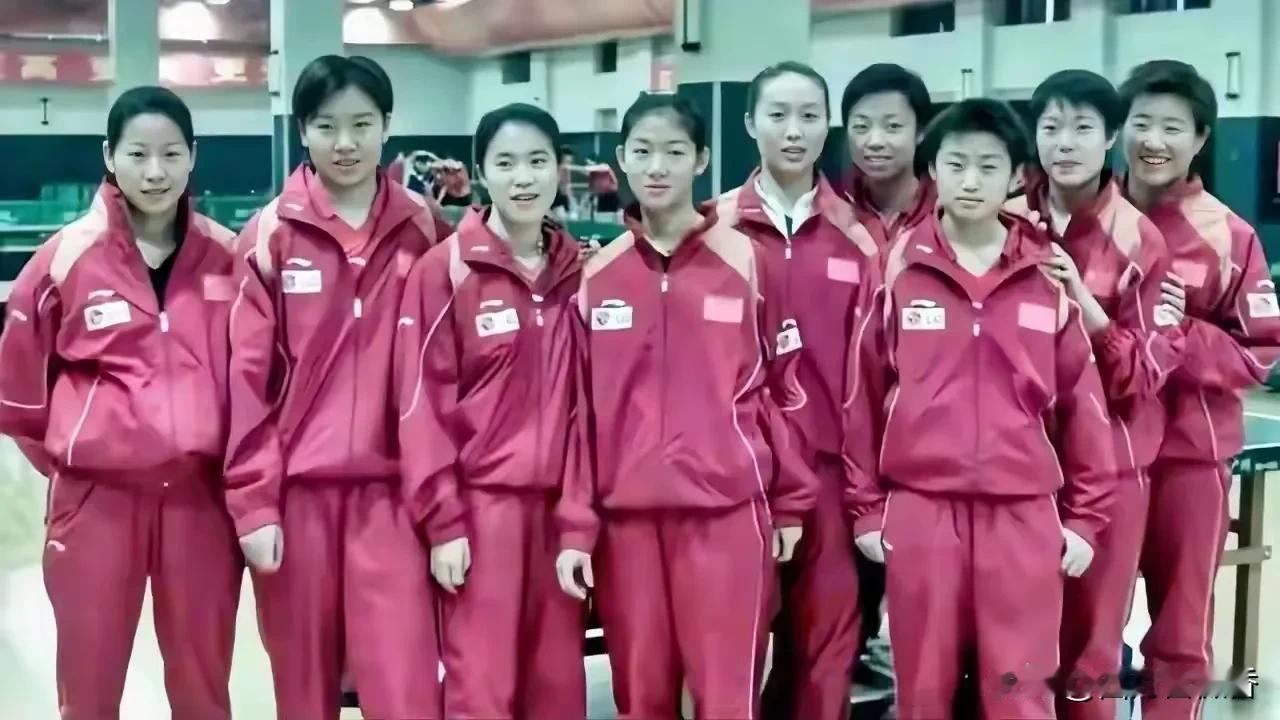 照片中的9人绝对是代表女乒最鼎盛的时期了，个个都是一等一的实力担当。后来的大魔王