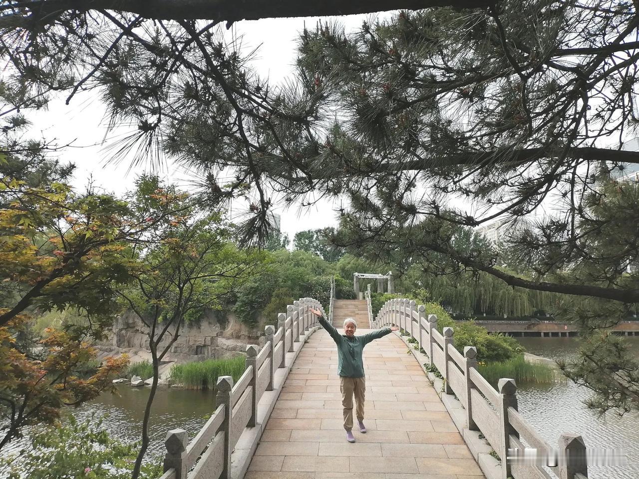 参观日照市博物馆
并游银河公园
2025 05 06
喜逢日照彩云天，
初夏微风